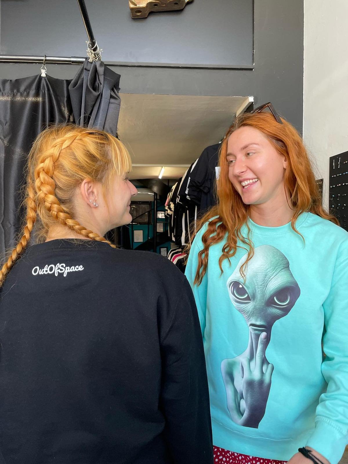 alien_friendly_invasion_cyan_black_back