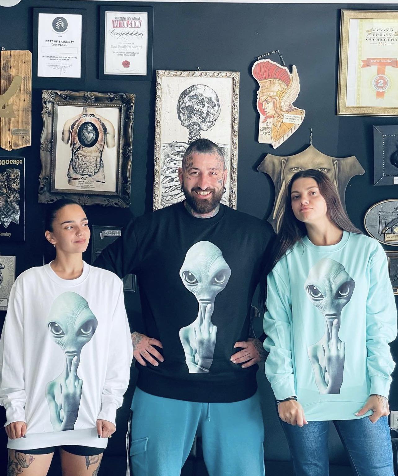 alien_friendly_invasion_cyan_white_black_front