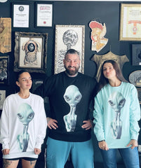 alien_friendly_invasion_cyan_white_black_front